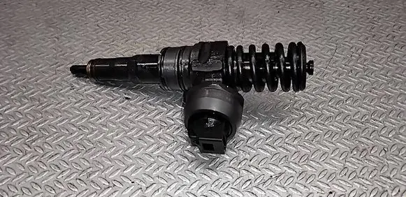 Volkswagen Golf V Fuel injector 038130073AG