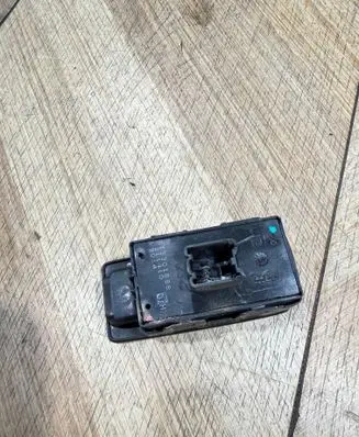 Opel Insignia A Electric window control switch 13301888