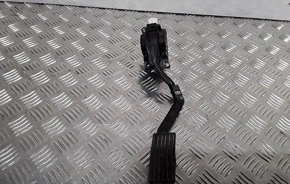 Accelerator throttle pedal
