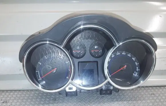 Chevrolet Cruze Speedometer (instrument cluster) 