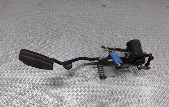 Opel Frontera B Accelerator throttle pedal 09129107