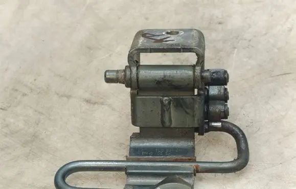 Volkswagen Touareg I Front door lower hinge 7L0831411
