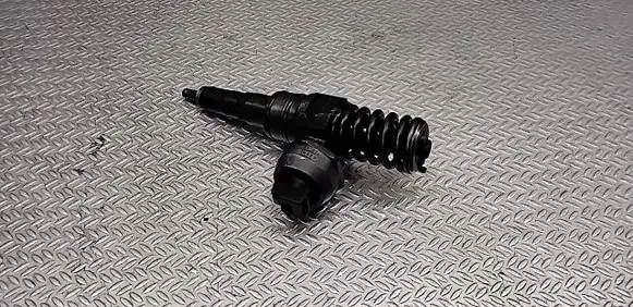 Volkswagen Golf V Fuel injector 038130079GX