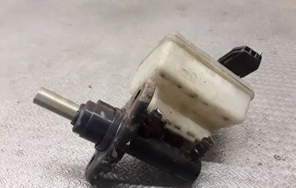 Land Rover Freelander Master brake cylinder 76470100