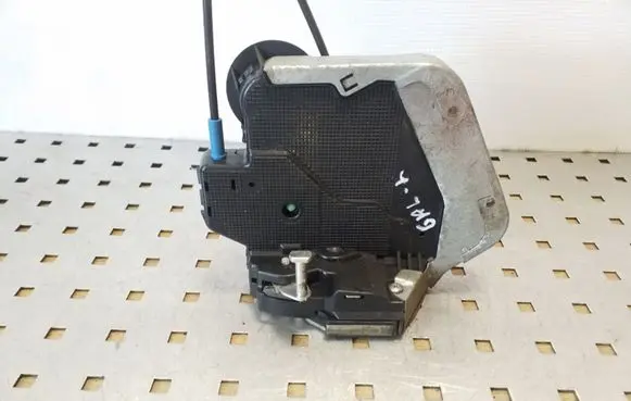 Toyota Land Cruiser (J120) Rear door lock
