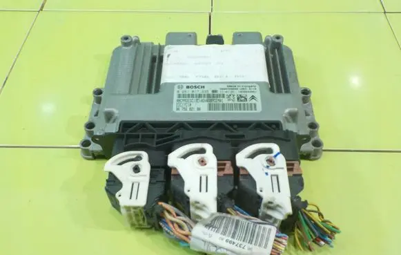 Citroen C4 II Engine control unit/module 9675682180