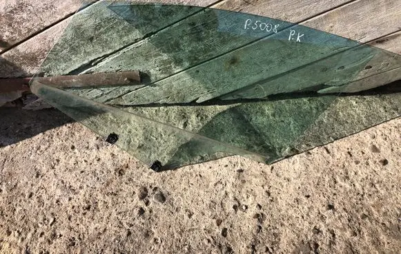 Peugeot 5008 Front door window glass four-door