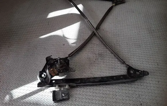 Rear door manual window regulator