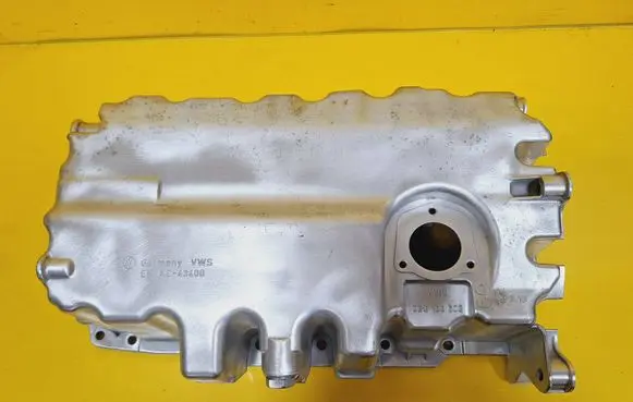 Volkswagen Touran I Oil sump 03G103603