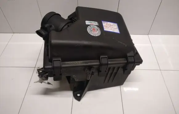 Volvo XC70 Air filter box 8670112 0280218108