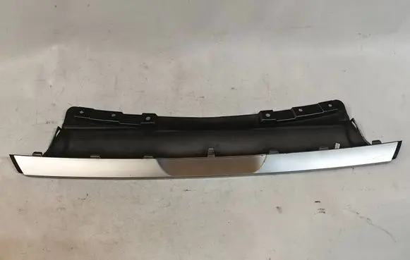 Front bumper lip