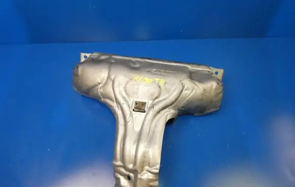 Volvo XC90 Heat shield in engine bay 32223238 20W08R151A R151A