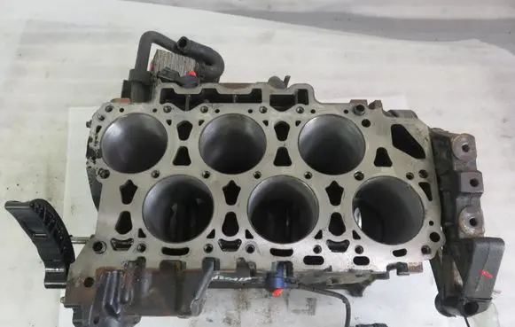 Volkswagen PASSAT B6 Engine block AXZ