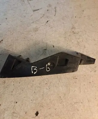 Volkswagen PASSAT B6 Front bumper mounting bracket 3C0807724