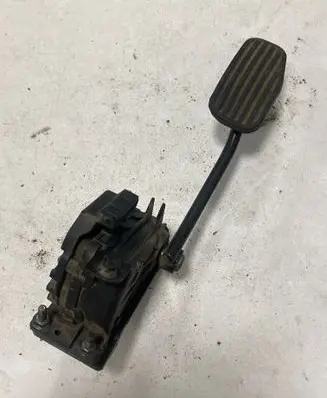 Accelerator throttle pedal