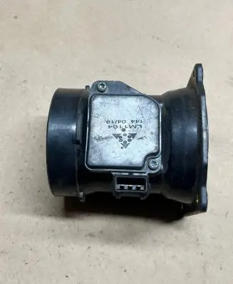 Audi A6 S6 C5 4B Mass air flow meter LM1104 1440419
