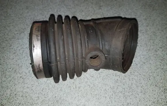 BMW 7 E32 Air intake duct part 1718624