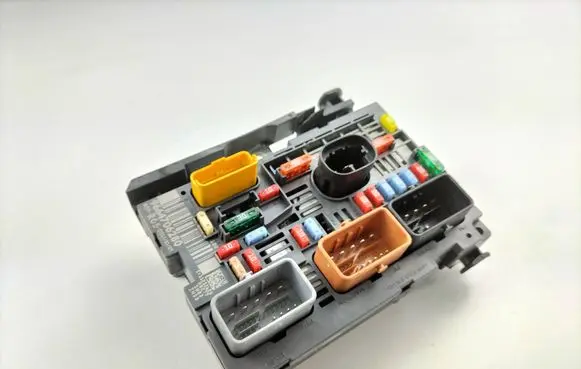 Peugeot 308 Fuse module 9664706280