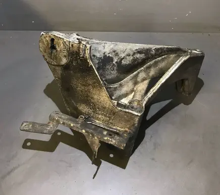 Volkswagen Touareg I Engine mounting bracket 070199307A
