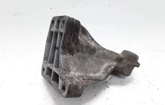 Mercedes-Benz CLS C219 Engine mounting bracket A6422230004