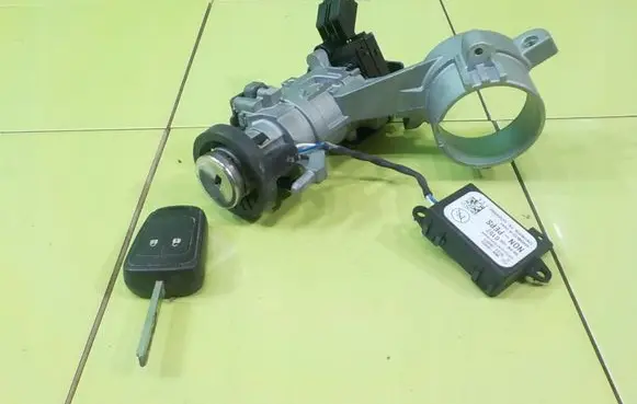 Opel Astra J Ignition lock 20939745