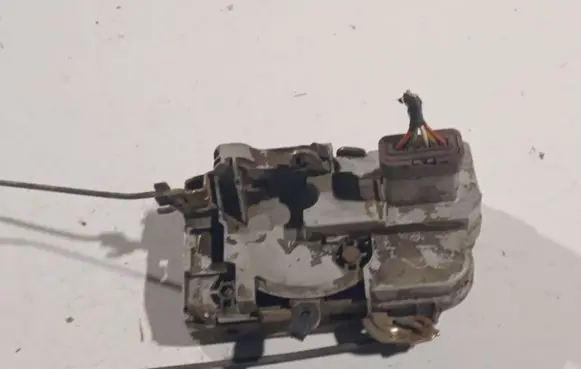 Peugeot 406 Front door lock 