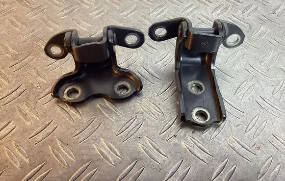 Toyota Land Cruiser (J200) Rear door upper hinge 