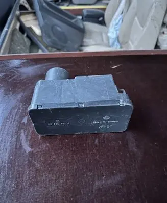 Volkswagen Golf III Central locking vacuum pump 1H0962257G