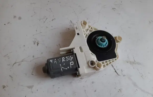 Volkswagen Touareg II Front door window regulator motor 8K0959801B