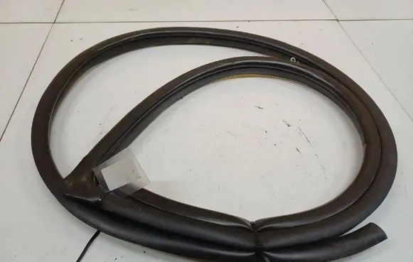 Toyota Avensis T250 Rubber seal front coupe door