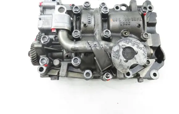 Volkswagen PASSAT B6 Oil pump balance shaft 03G115105C 03G103537B