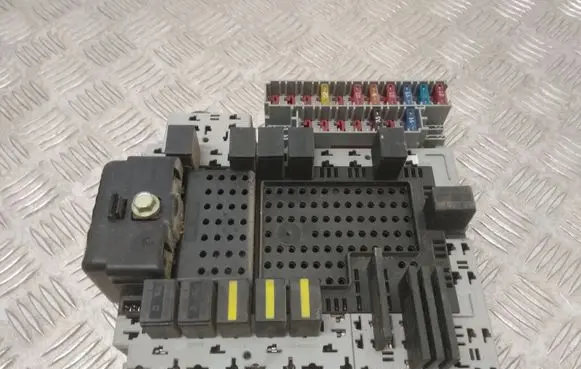 Volvo V70 Fuse module 8688153 8645729