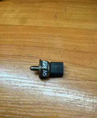 BMW 5 E60 E61 Fuel pressure sensor 7537319 13537537319