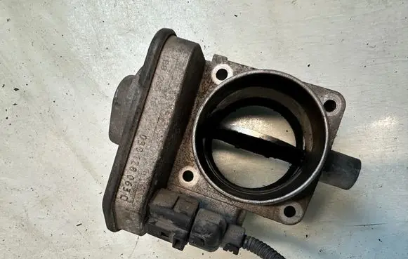 Volkswagen Caddy Throttle valve 038128063C