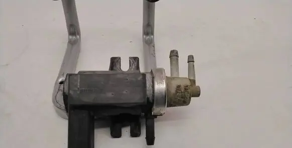 Volkswagen PASSAT B5.5 Turbo solenoid valve 1J0906627A 72290325 00T192