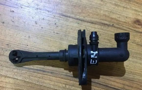 Master brake cylinder