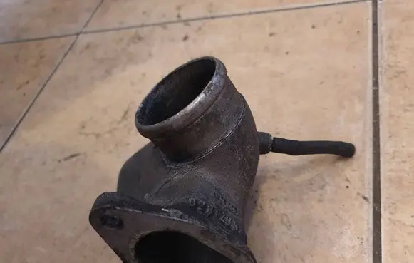 Volkswagen PASSAT B4 EGR valve 028129637e