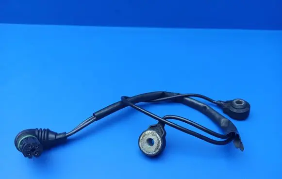 BMW 7 E65 E66 Detonation knock sensor 1709317 0261231136 094304
