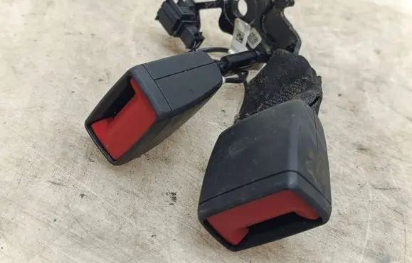 Audi A3 8Y Middle seatbelt buckle (rear)