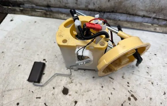 BMW 3 E90 E91 In-tank fuel pump E10804M