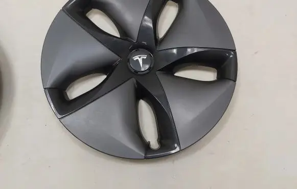 Tesla Model 3 R18 wheel hub/cap/trim 104423100B