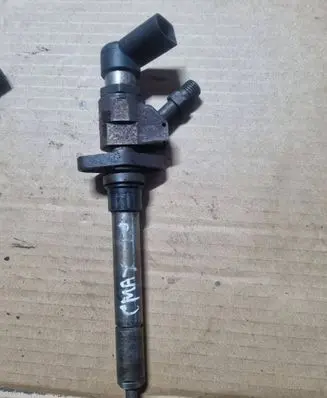 Ford Focus C-MAX Fuel injector 647247280