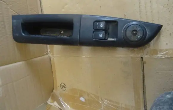 Hyundai Getz Electric window control switch 935701C010