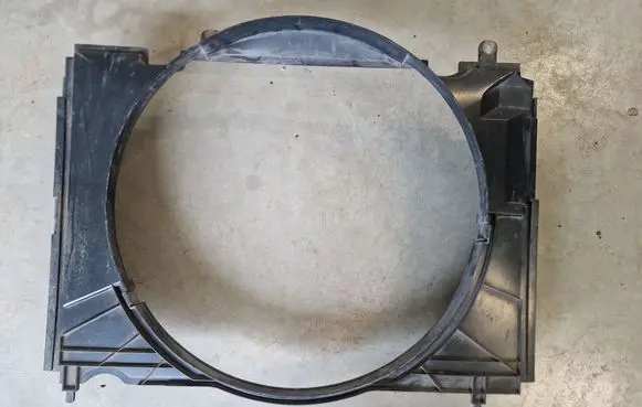 Radiator cooling fan shroud