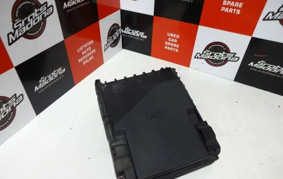Skoda Octavia Mk2 (1Z) Fuse box cover 1K0937132F