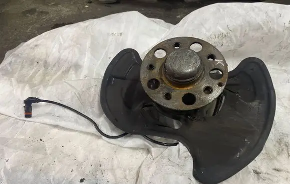 Mercedes-Benz E C207 W207 Front wheel hub A2075400017
