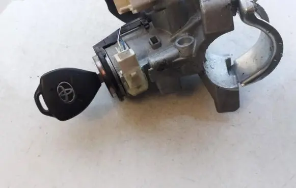 Toyota Avensis T270 Ignition lock 29653453 45020-0203