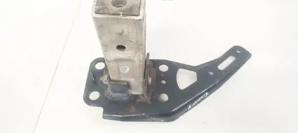 Front bumper mounting bracket