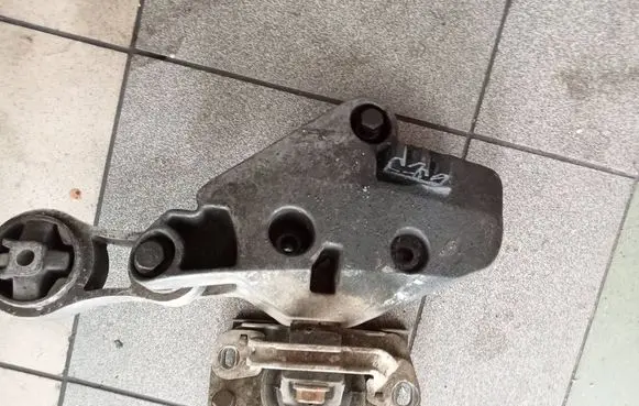 Nissan Primastar Engine mount bracket 8200003828K