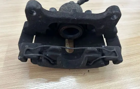 Volkswagen PASSAT B7 Front brake caliper